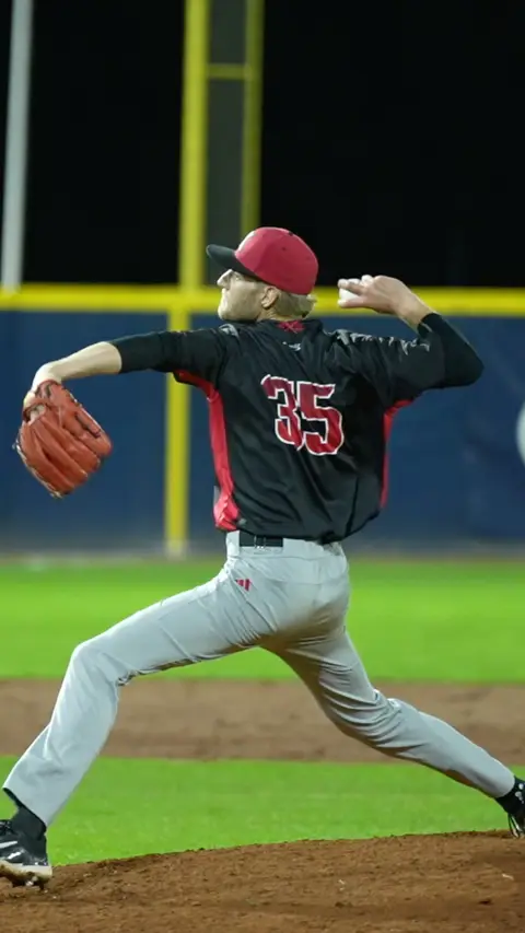 Koen van 't Klooster pitching (side view)