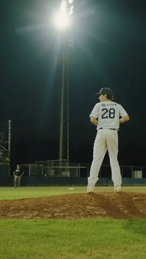 Rosario Campisano warms up