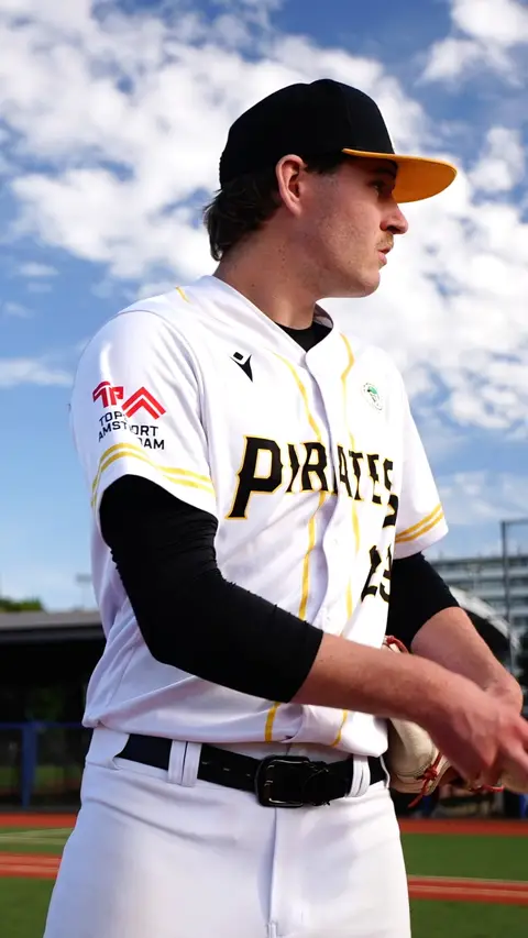 Jelle van der Lelie warming up to pitch
