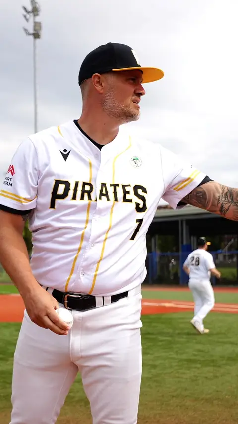 Dennis Burgersdijk warms up to pitch