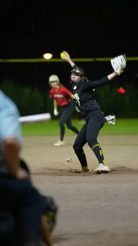 Mila Keetelaar pitching