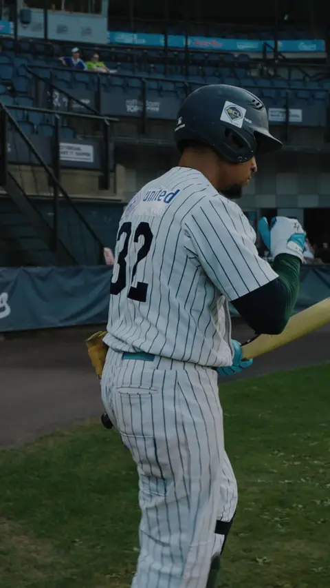 Urving Kemp walks to homeplate