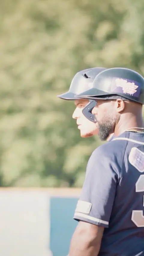 Darryl Collins drives in Dwayne Kemp
