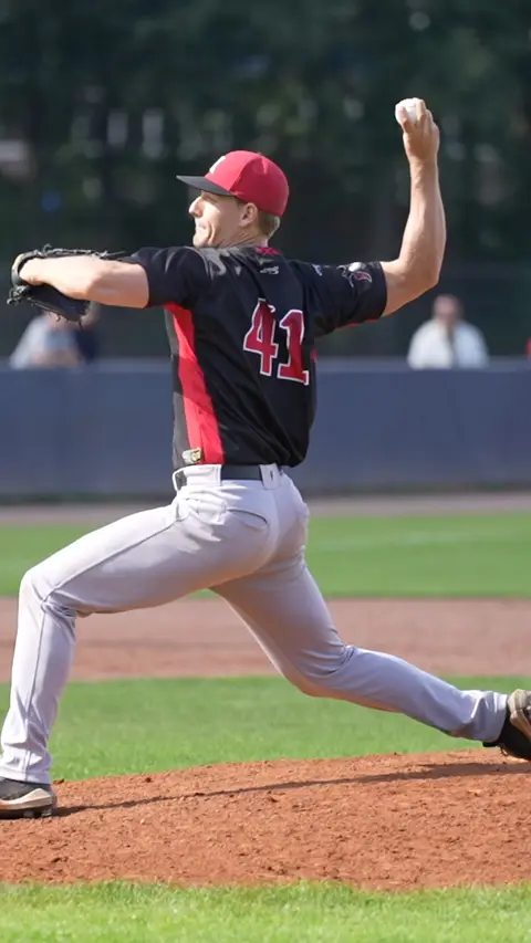 Daniel Vos pitching (side view)