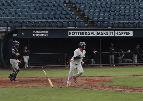Louie Jay Sienders on base