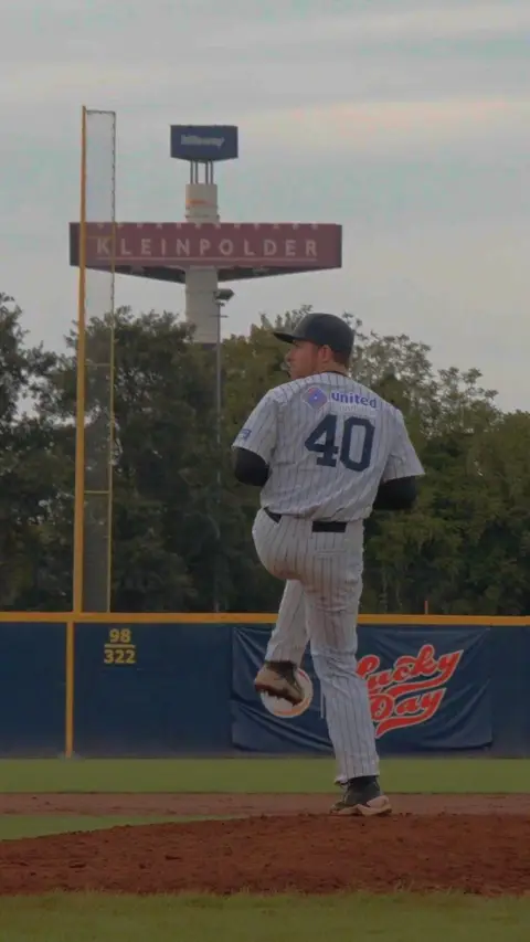 Freek Meulenkamp warms up to pitch