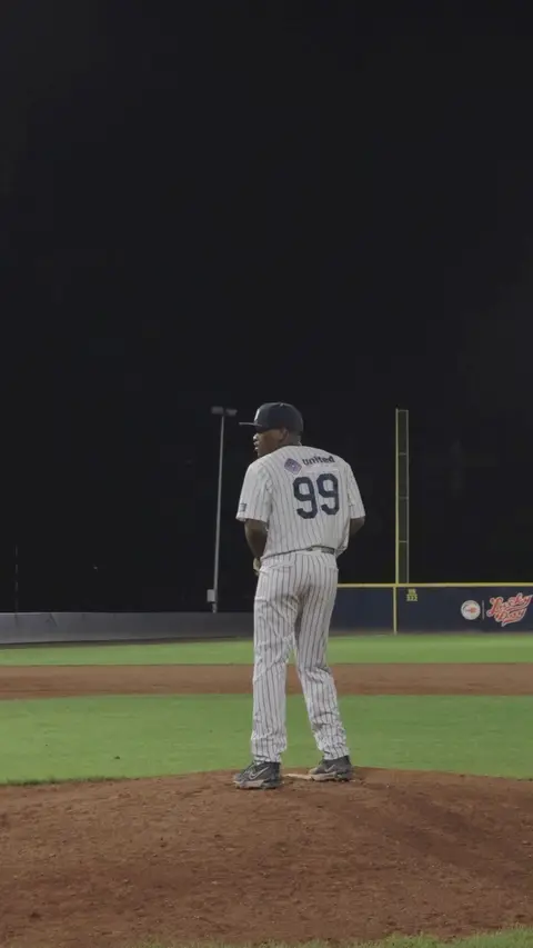 Joshua Leito throws last warm up pitch for Louie Jay Sienders to throw to 2B