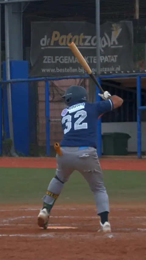 Urving Kemp gets on base