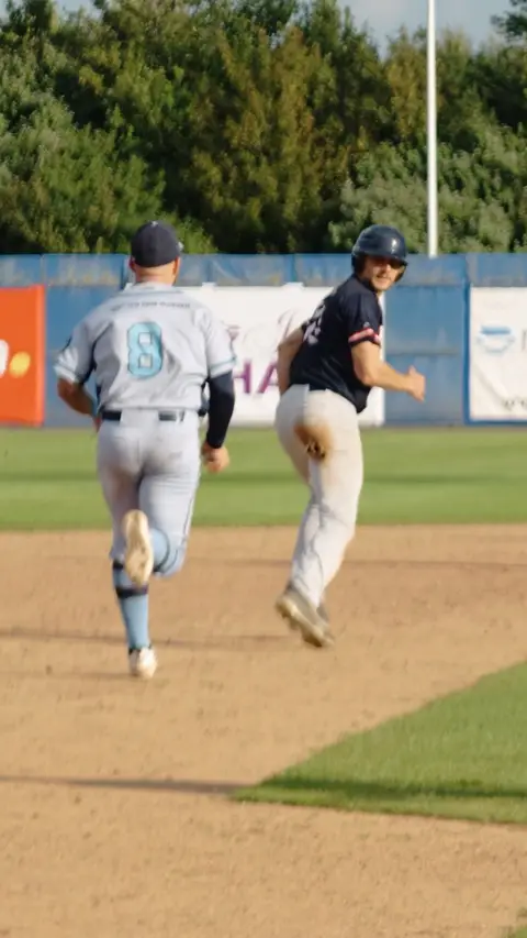 Killian Jansen gets tagged by Rick Nansink in between 2nd and 3rd base