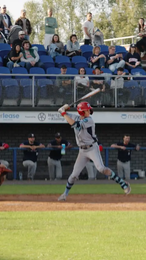 Menno Leeflang gets a basehit