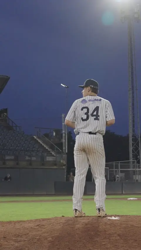 Dean Moust walks to the mound and 360 degree view