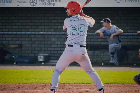 #69 Mitchell den Ouden gaat uit op het eerste honk
