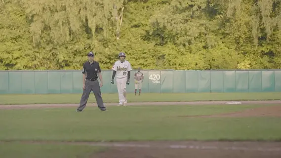 Luka Wolf with a single and Jan Effenberger scores