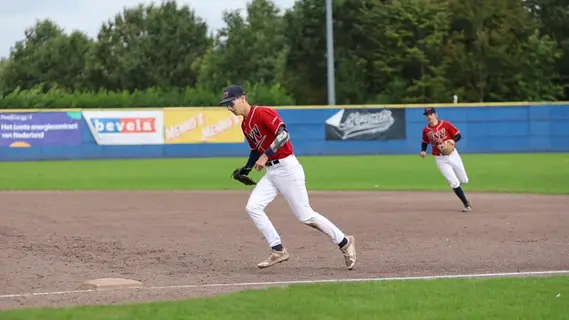 Luuk makes the play on first throws to 3rd