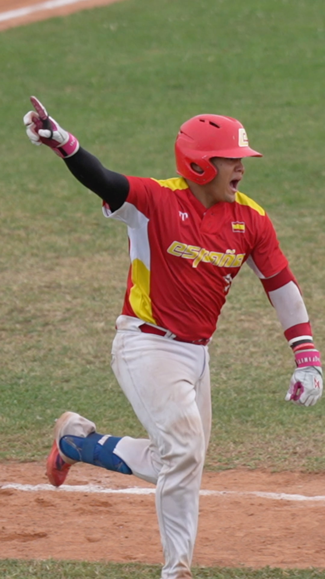 Heysen Rey hits a 2 RBI triple to tie the game in the 9th