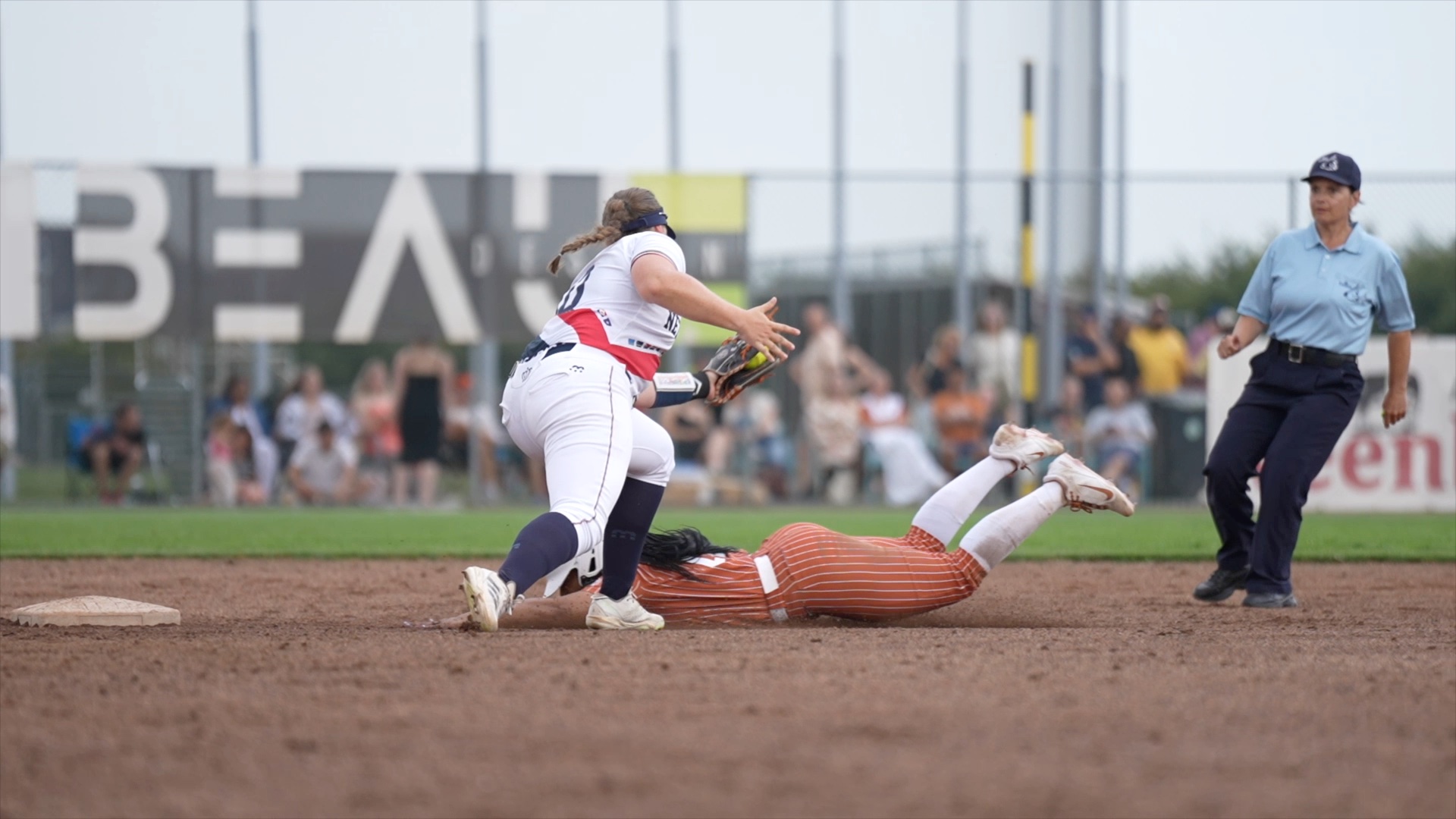 Sterre den Duijn tags out the runner