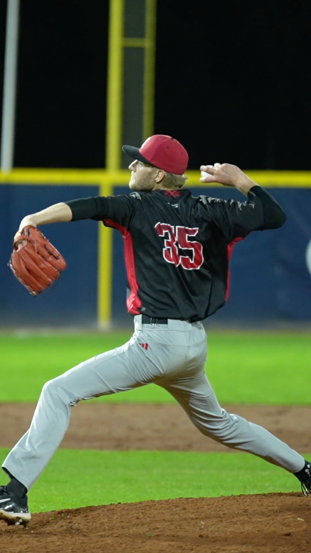 Koen van 't Klooster pitching (side view)