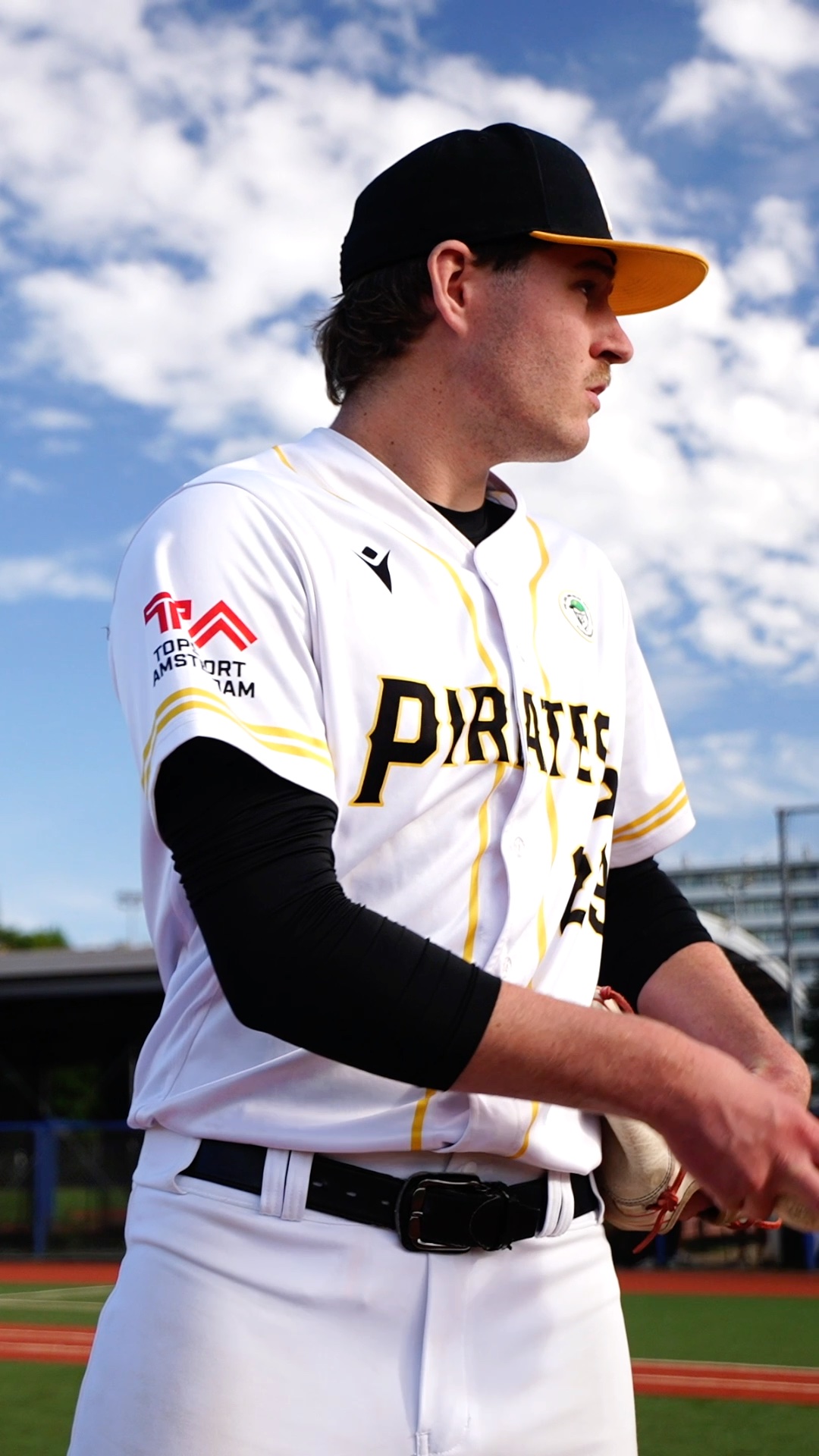 Jelle van der Lelie warming up to pitch