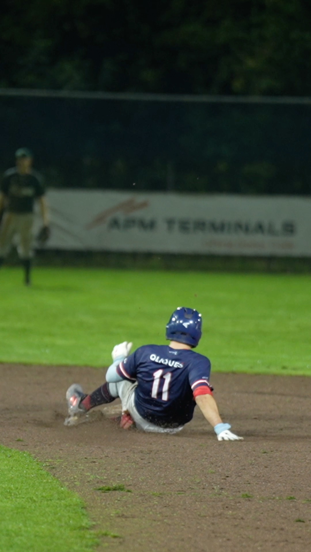 Lars van Wel gets hype on second base