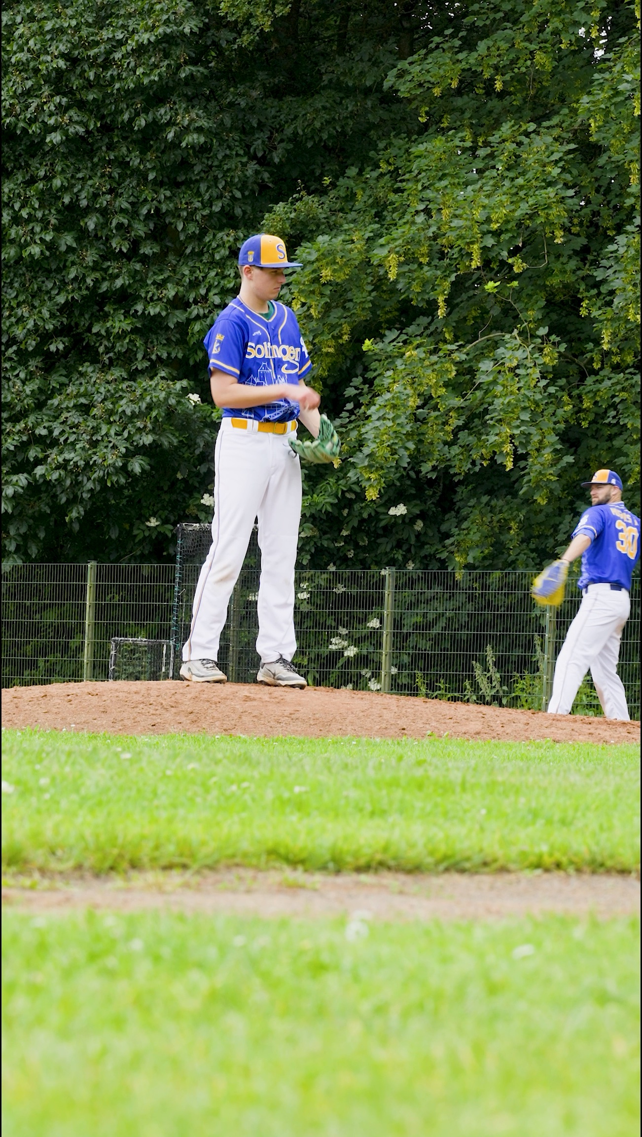 Cedric Teichler warming up