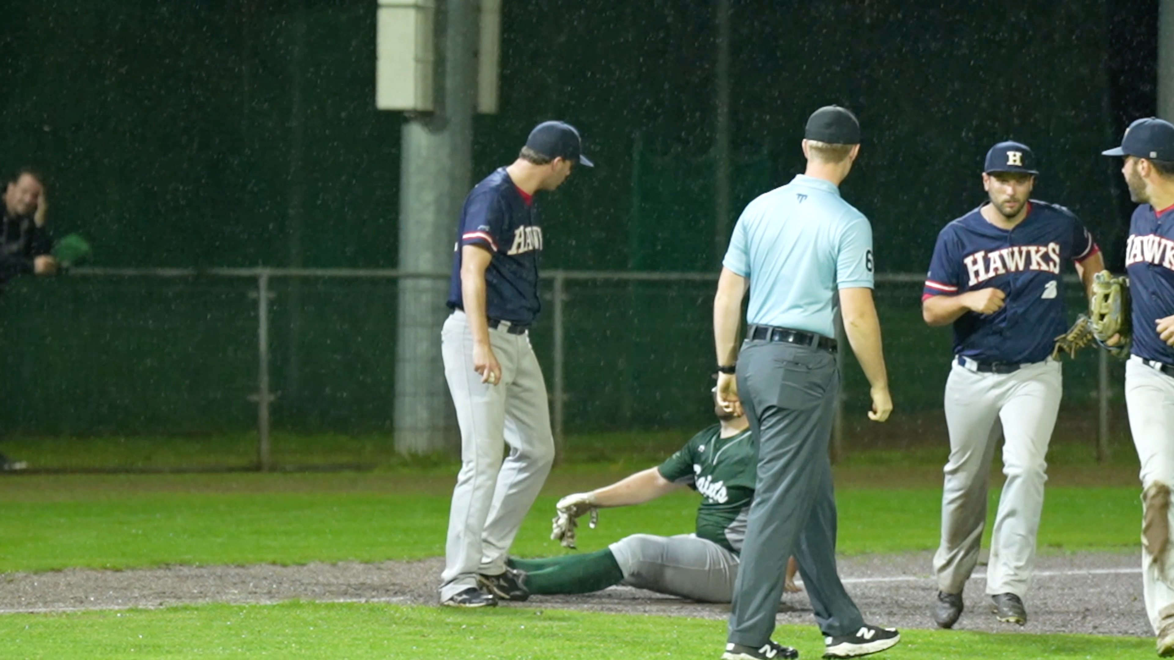 Berend Ruben applies the tag and says something to the runner