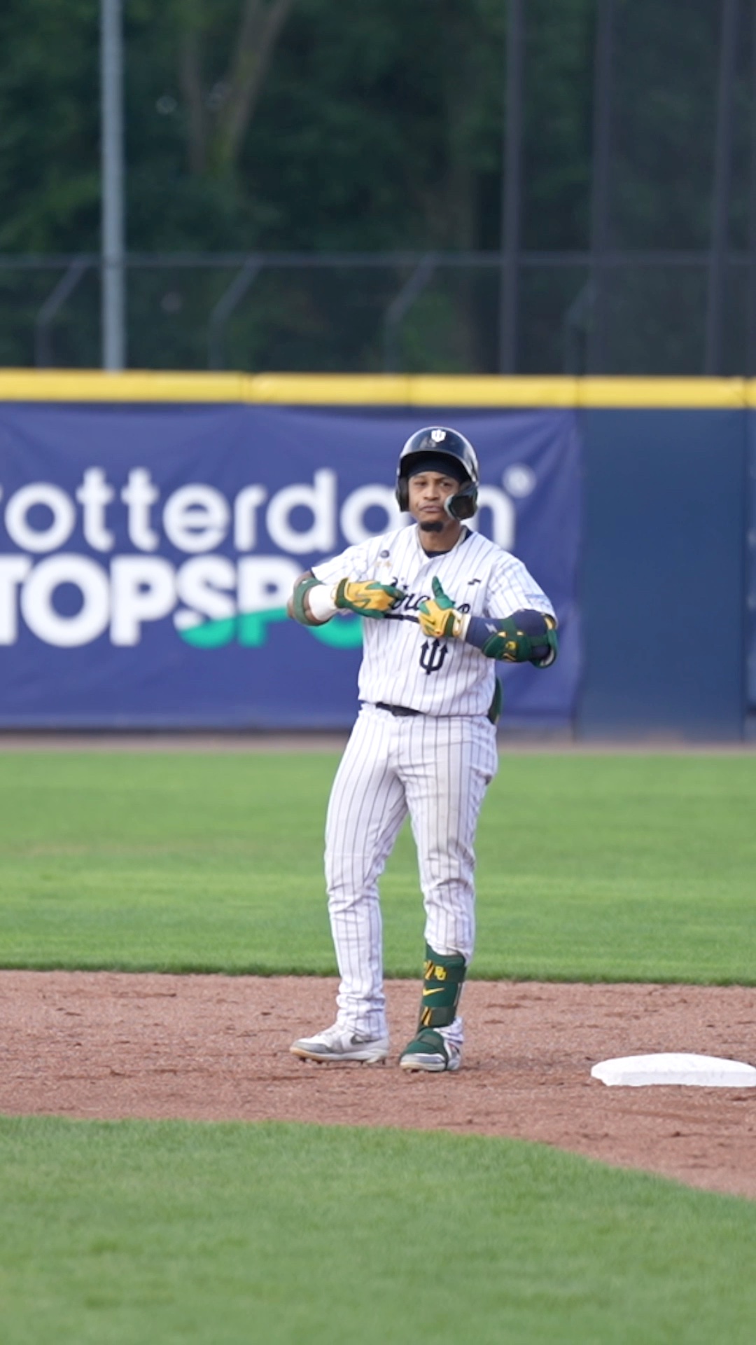Dwayne Kemp bases clearing double