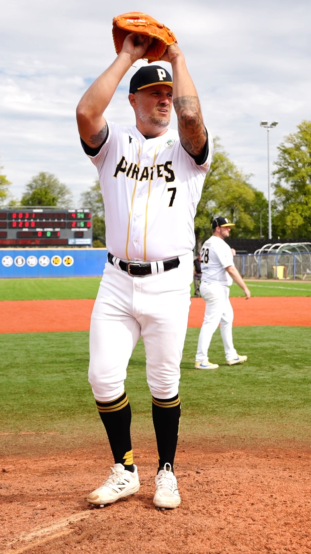 Dennis Burgersdijk warms up to pitch