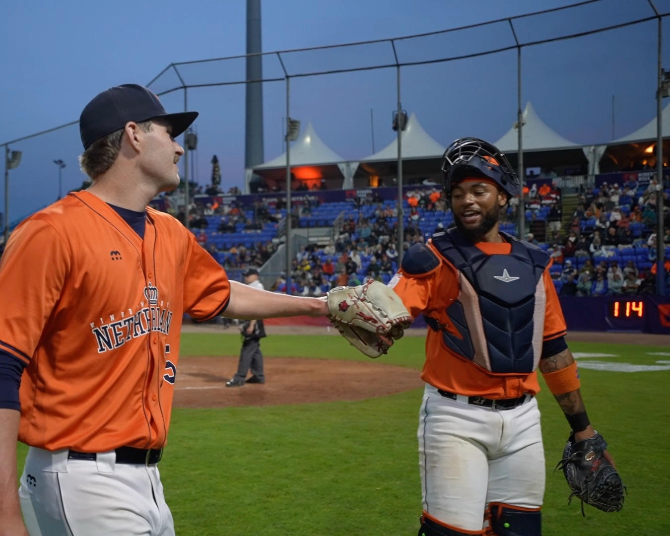 Jelle van der Lelie and Jair van Borkulo get out of the inning