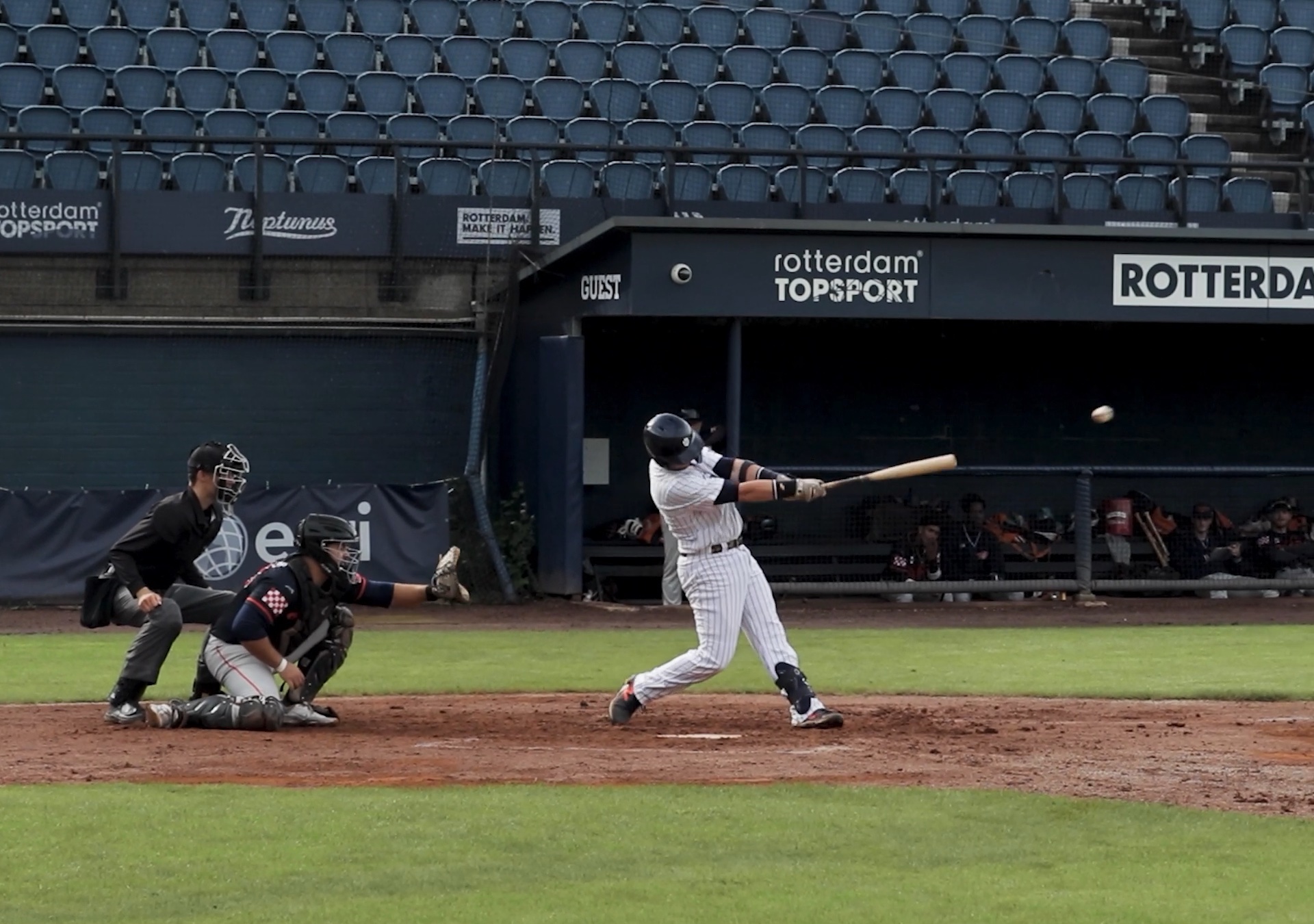 Hugo Rijkenhuizen on base (Made 2 points)