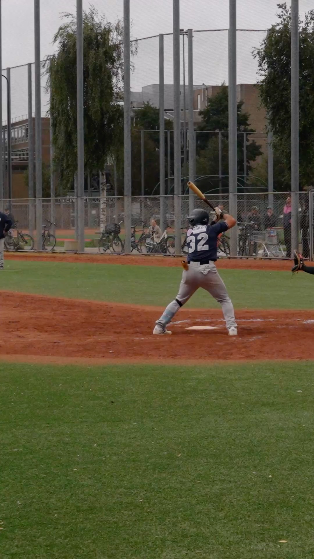 Urving Kemp hits a double to bring Den over home plate