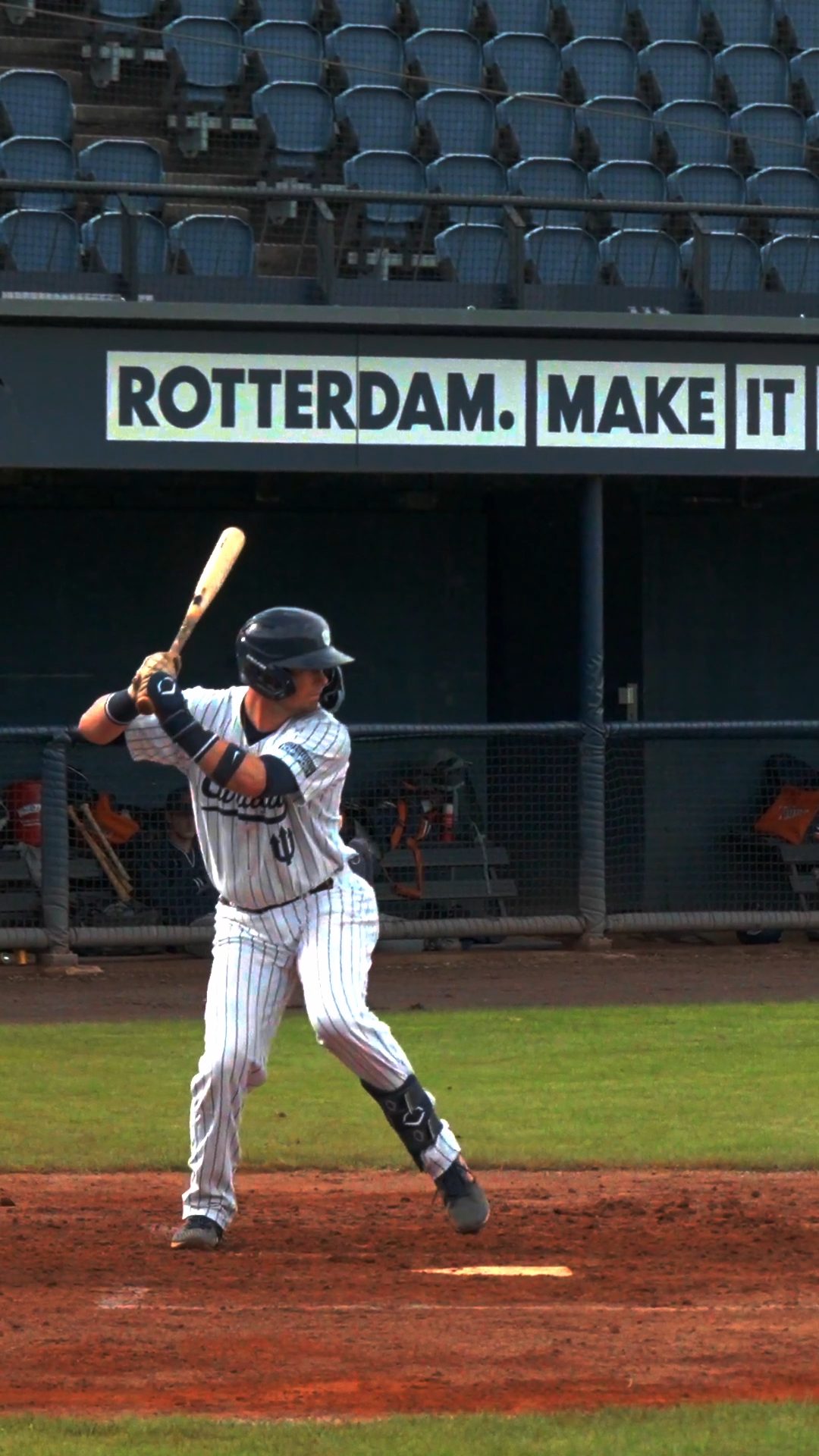 Hugo Rijkenhuizen gets to second base
