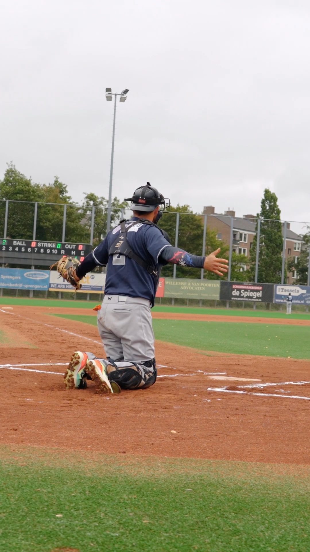 Louie Jay Sienders throws warm up pitch to 2nd base