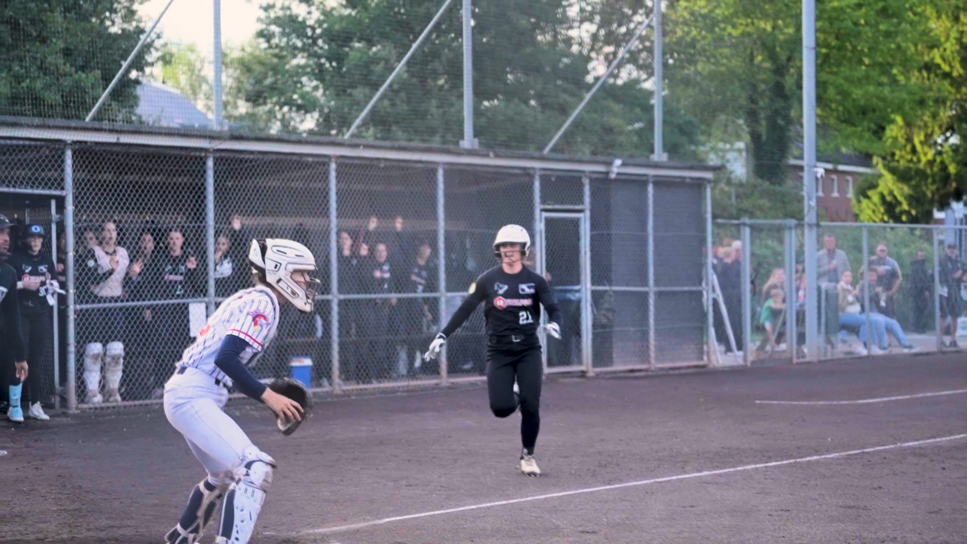 Ilaria Cacciamani sliding home