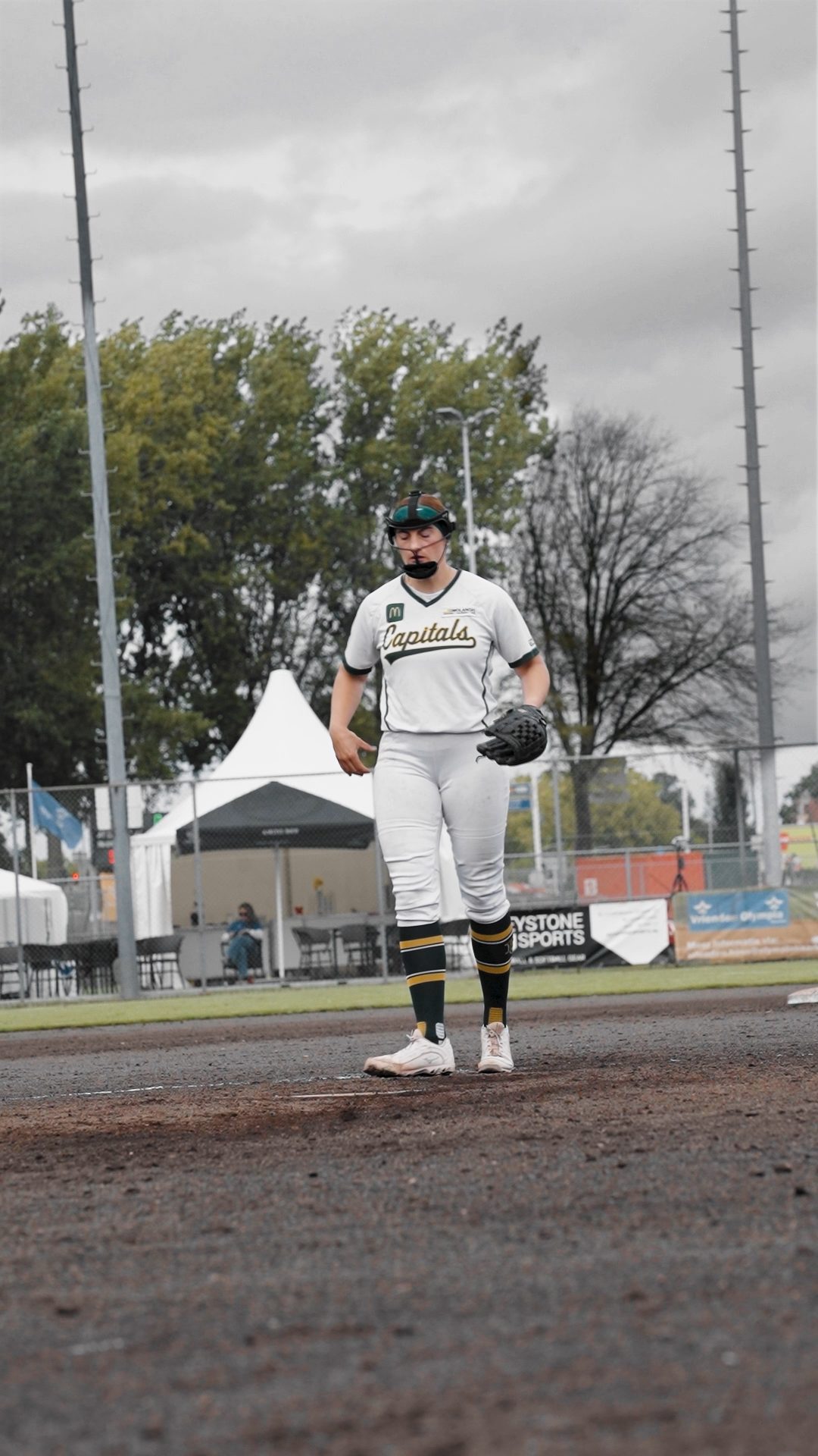 Hannah Held pitching for Bonn Capitals