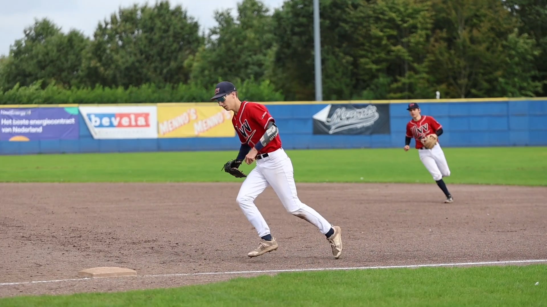 Luuk makes the play on first throws to 3rd