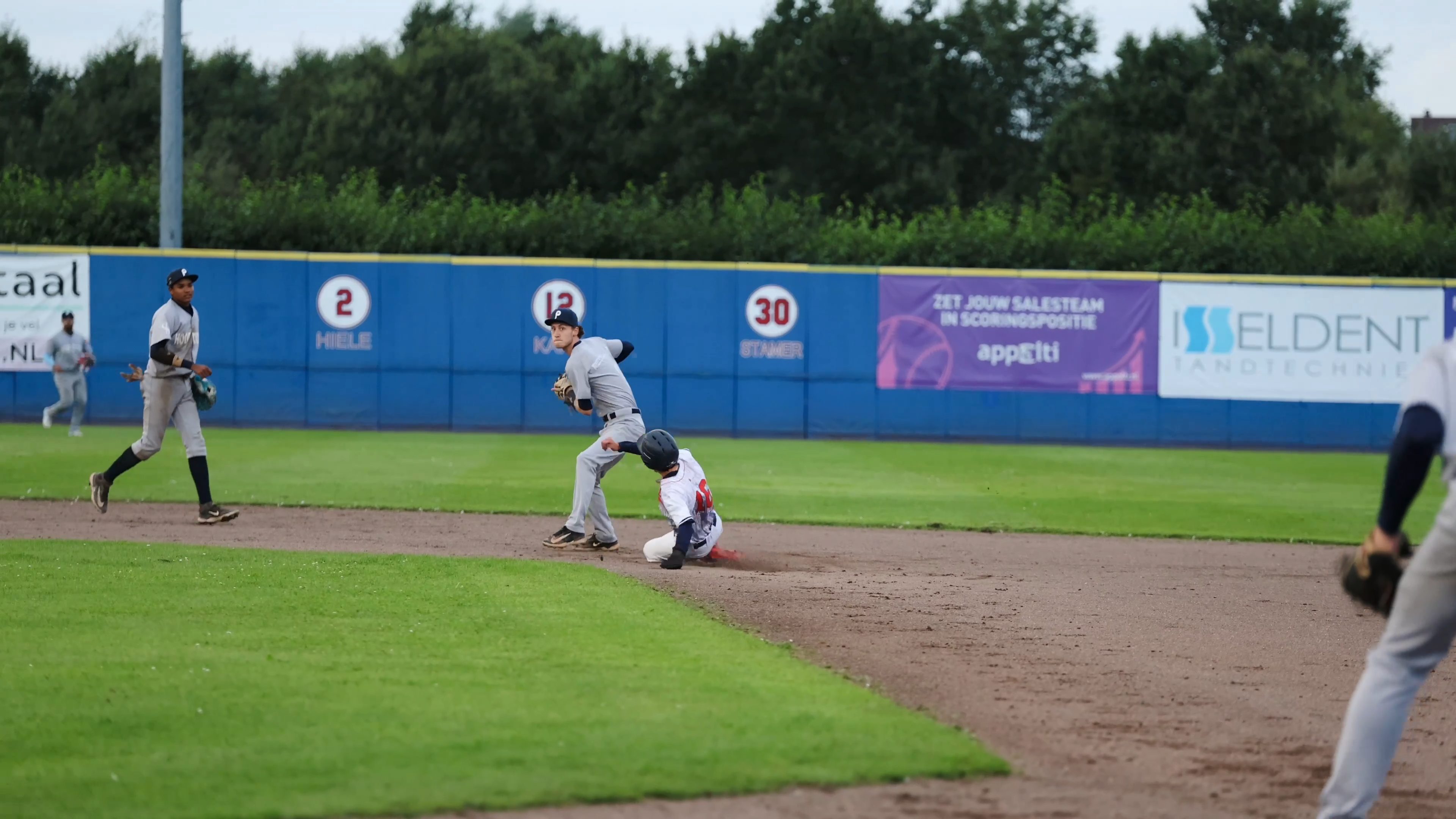 Pioniers turn a double play